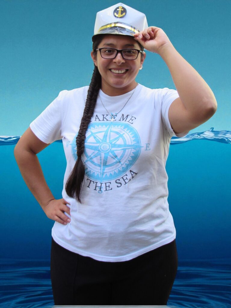 sujete su sombrero.agua azul Amistad marinera